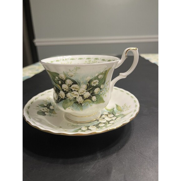 Royal Albert Flower of the Month "Lily of the Valley - May" Teacup & Saucer Set - Picture 3 of 11